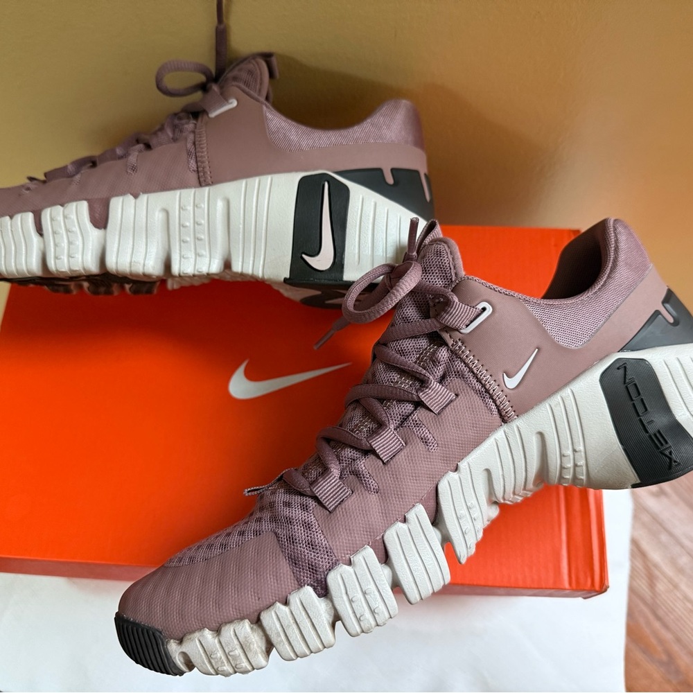 Nike Women's Athletic Shoes Mauve Pink and Cream - Picture 4 of 6